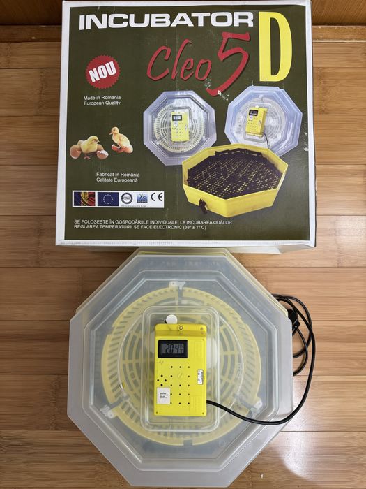De vanzare  Este NOU NOU NOU Incubator CLEO 5  cu  Dispozitiv de intoarcere ,Termometru si Umiditate
