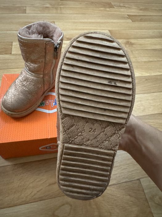 Продам зимние угги на девочку