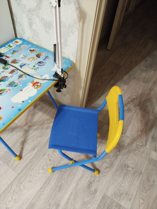 Продам стол и стульчик 10000