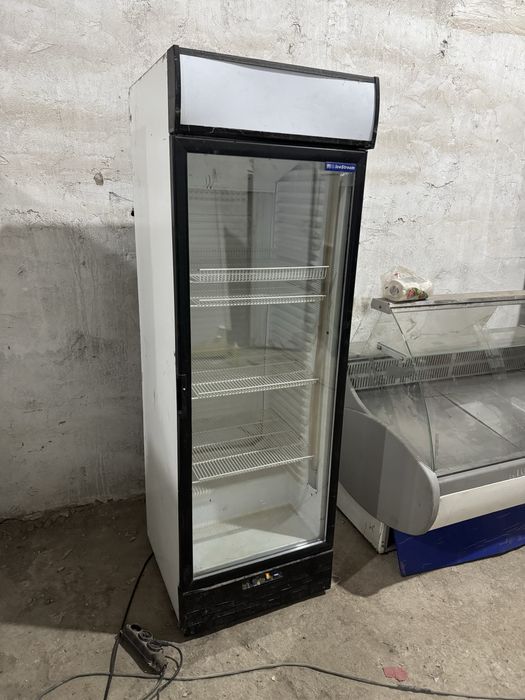 Холодильник витрин в хорошем состоянии