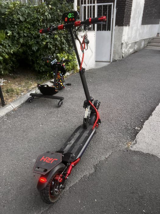 Vand trotineta jrh t16 noua inca in garantie luata acum 1 luna jumate
