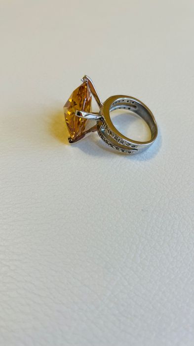 Серебрянное кольцо с крупным камнем