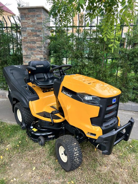 Tractoras de tuns iarba Cub Cadet Kawasaki V2 Motor Profesional Colect