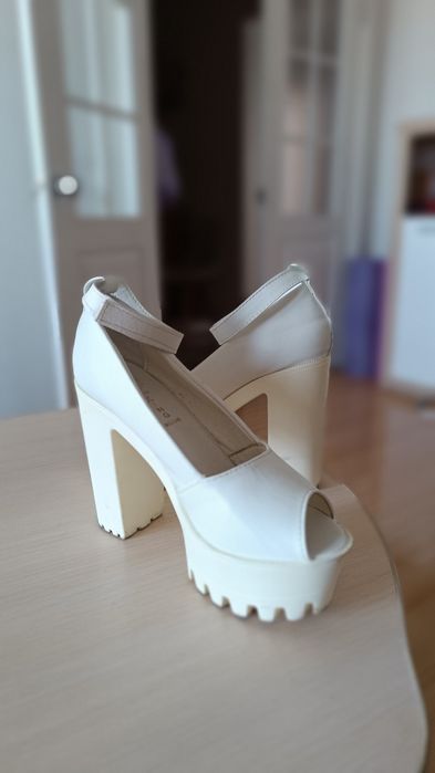Туфли белые на платформе