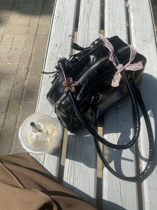 черная сумка через плечо