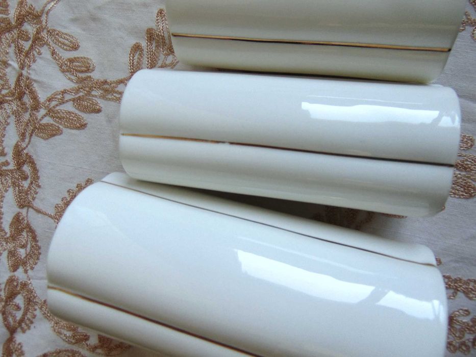 Три вазички български костен порцелан