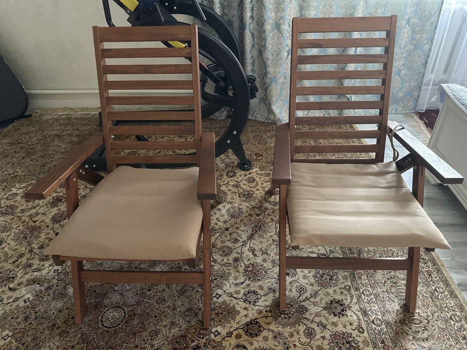 Деревянные кресла