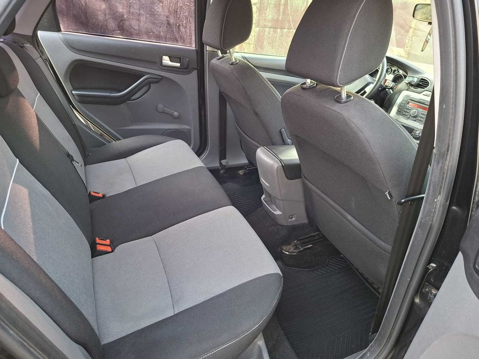 Ford Focus Facelift 2011 1.6 benzina 100 CP – 164.000 km – stare foarte buna