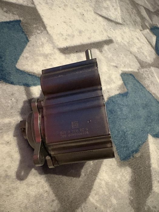 Продавам чисто нова помпа за високо налягане за Peugeot