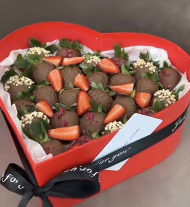Букет бокс клубника в шоколаде цветы