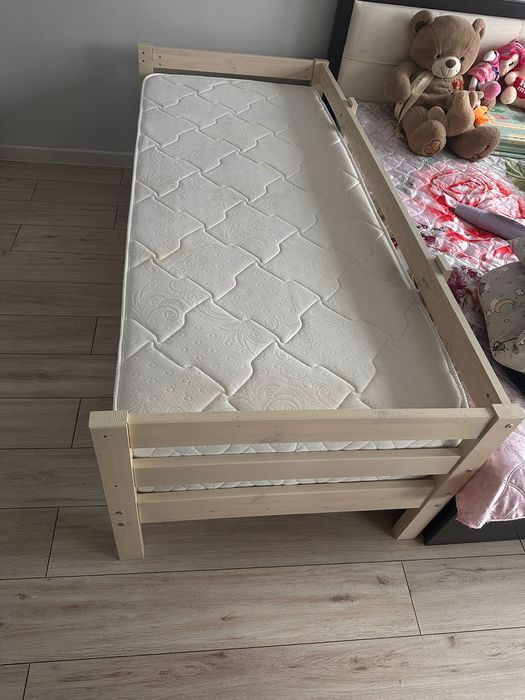 Кровать с матрасом