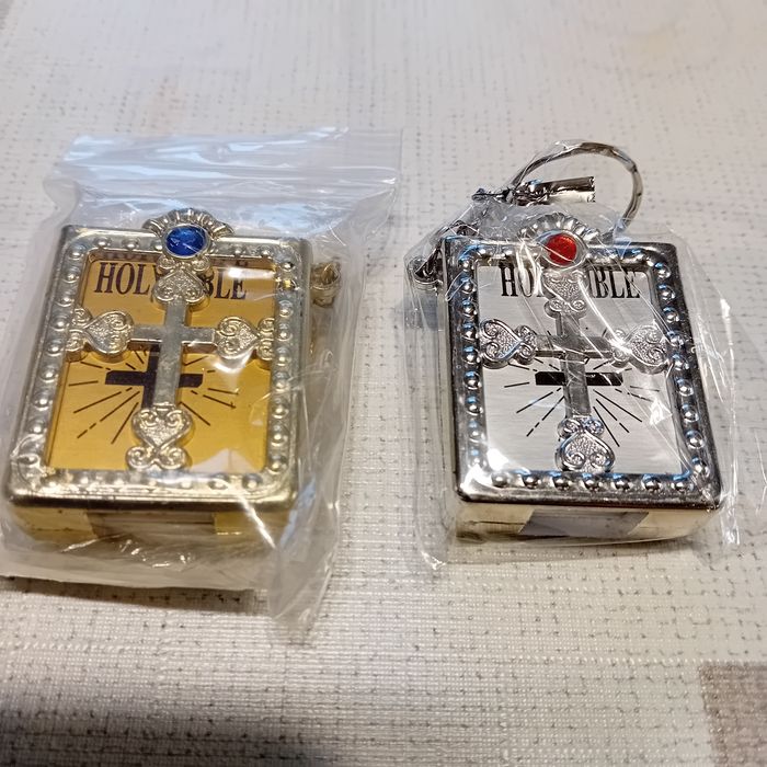 Biblie in miniatura tip breloc