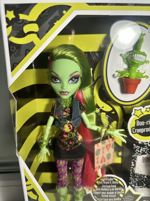 monster high венера на руках!