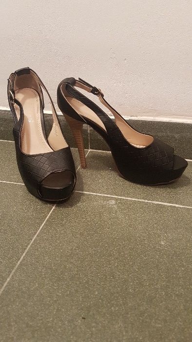 Сандали на висок ток