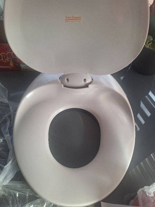 Продавам комбинирана капак тоалетна чиния.