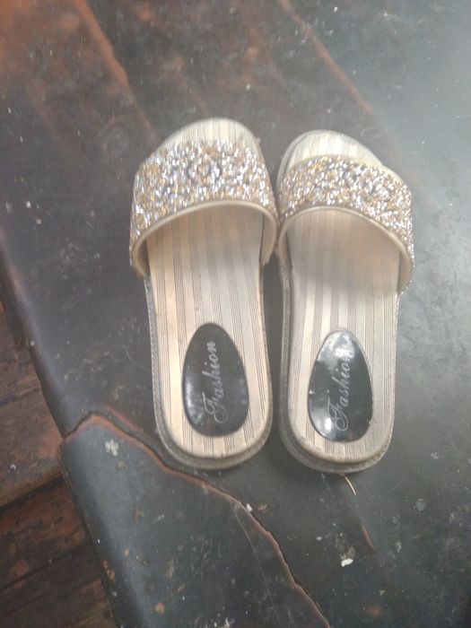 Продам женские шлёпанцы