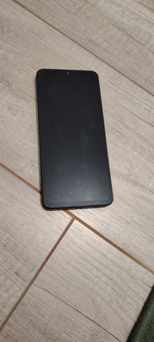 Redmi а5 идеал 128гб чехол в подарок есть не большой минус трещина