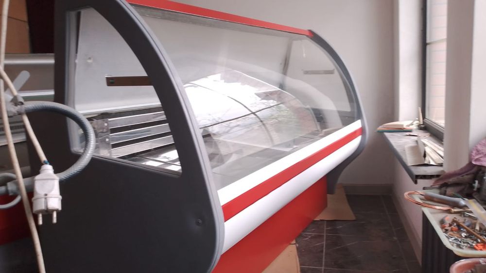 Витриный холодильник и морозильник