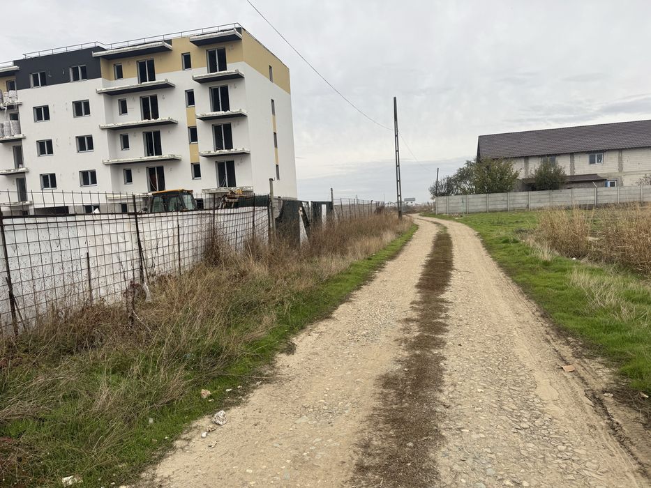 Vând teren , intravilan pentru construcți