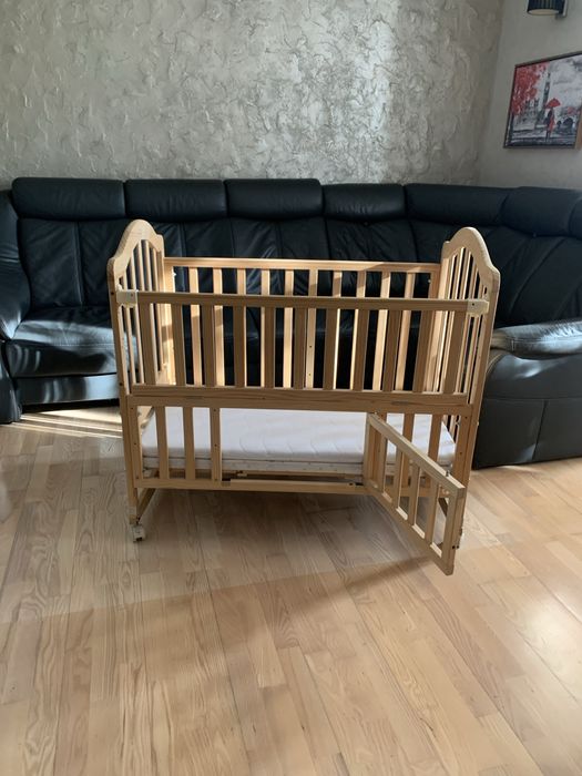 Patut din lemn cu usa culisanta