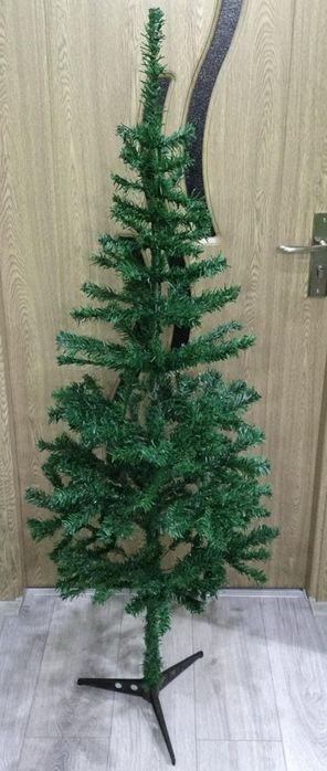 Brad artificial 150 cm

De mici dimensiuni: potrivit spatiilor reduse;