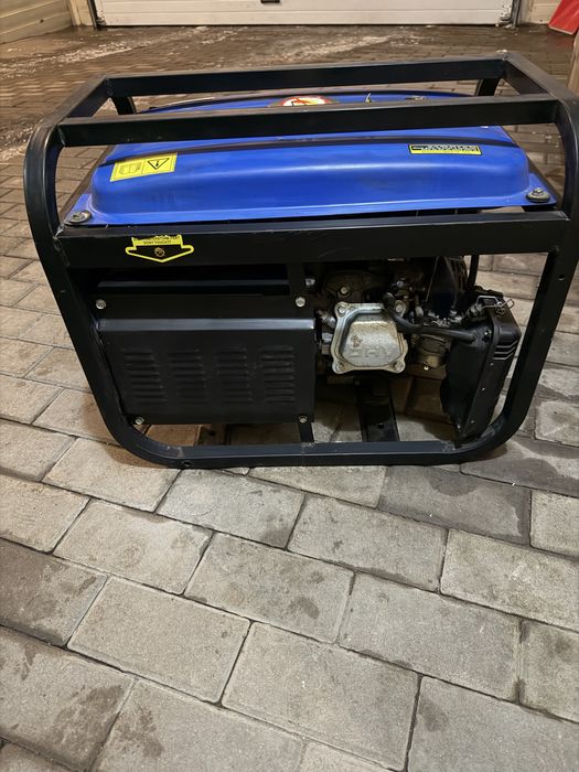 Продаю бензиновый генератор