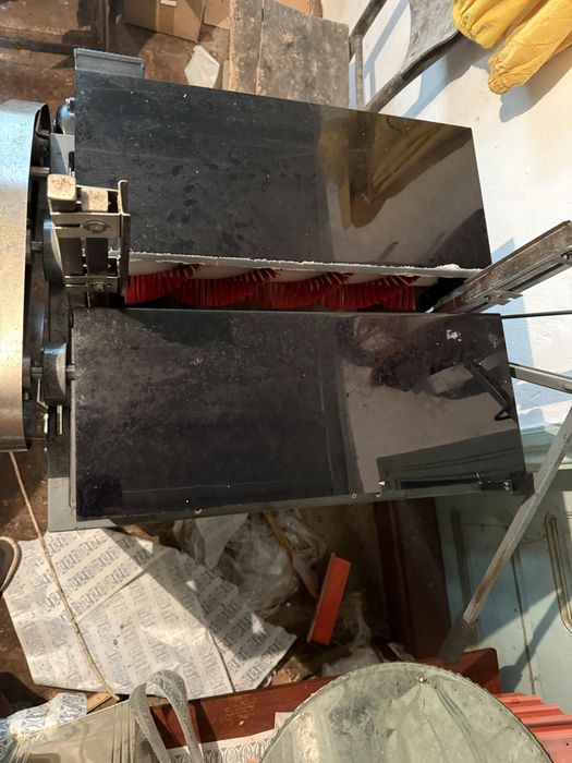 Разпечатваща машина за пчелни пити