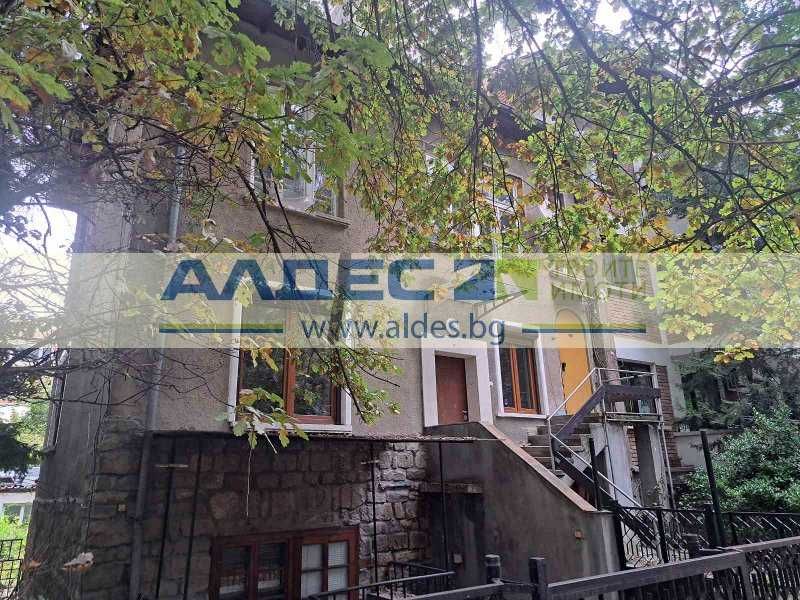 Отдава се под наем къща в Лозенец до пл. Журналист!