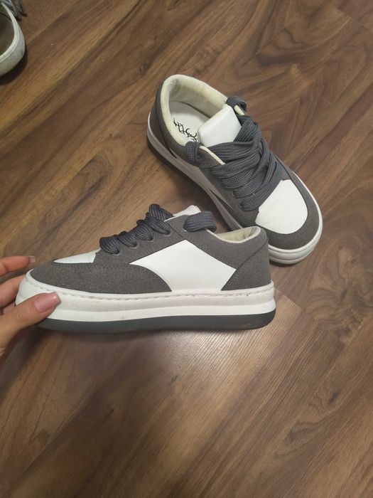 Розови и сиви маратонки