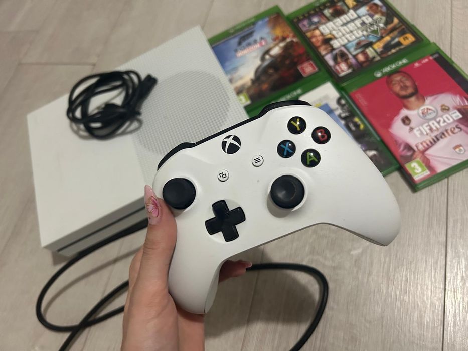 Xbox One S 1 TB + controller
