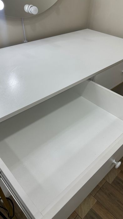 Стол для визажиста