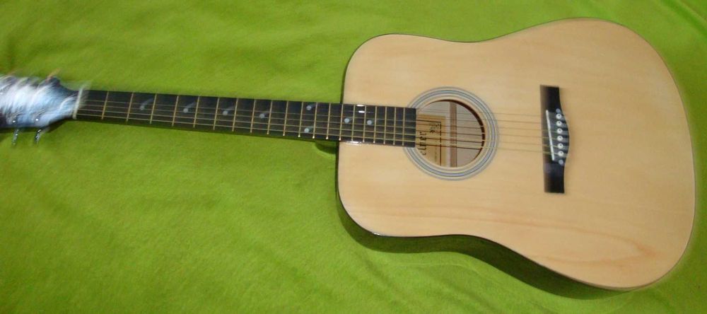 Продавам акустична китара