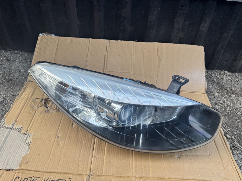 Vand far dreapta Renault Fluence 2015-cu lupa