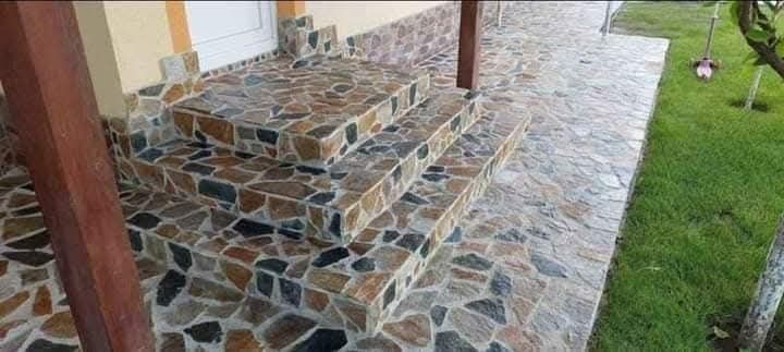 Vand si montez Piatră Naturală de Grecia  pret 60 lei m2 fără montaj.