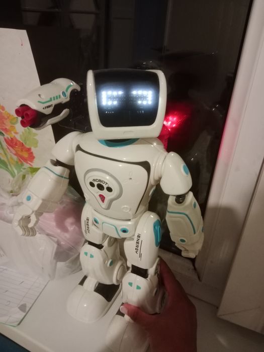 Робот игрушечный почти новый