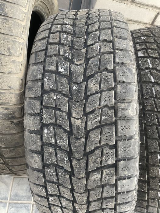 Зимние шины 235/65/18