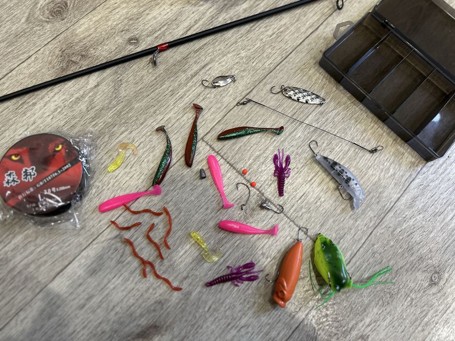 Спиннинг с катушкой и приманками и чехлом