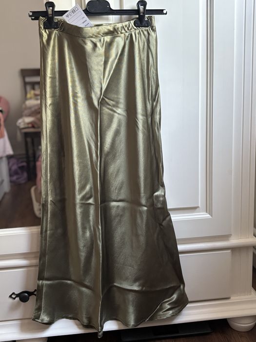 Fusta satin noua
