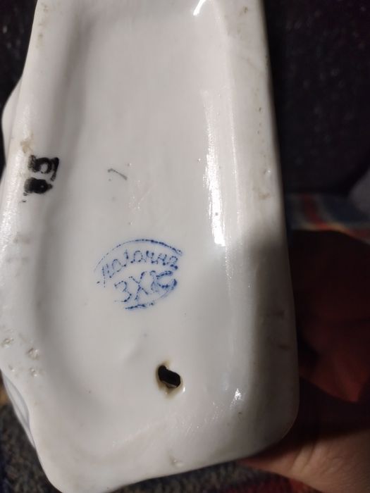 Фарфоровая статуэтка.