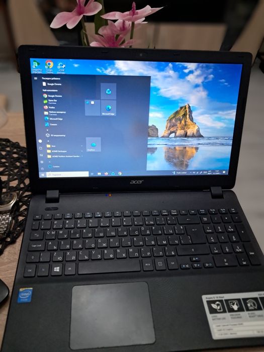Продавам лаптоп Acer Aspire E 15 Start, модел ES1-512-C81M. Машината е