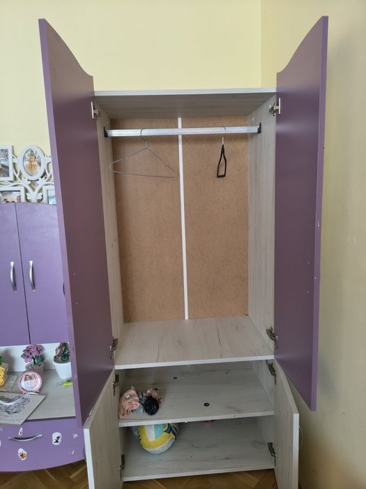 Продава се компактен гардероб