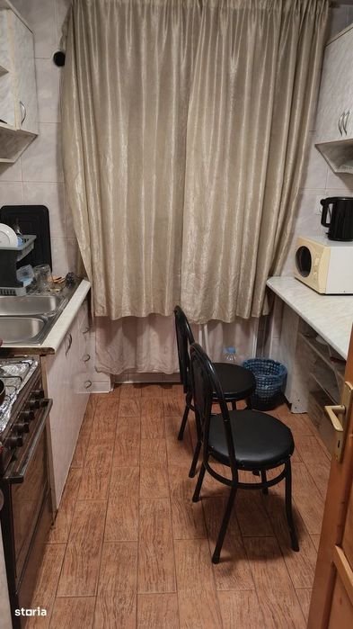 Inchiriez apartament cu 3 camere lângă Liceul Petru Rares.