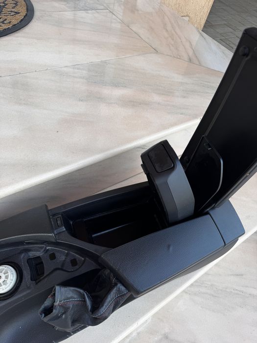 Cotieră BMW E60 E61 piele neagră – consolă centrală