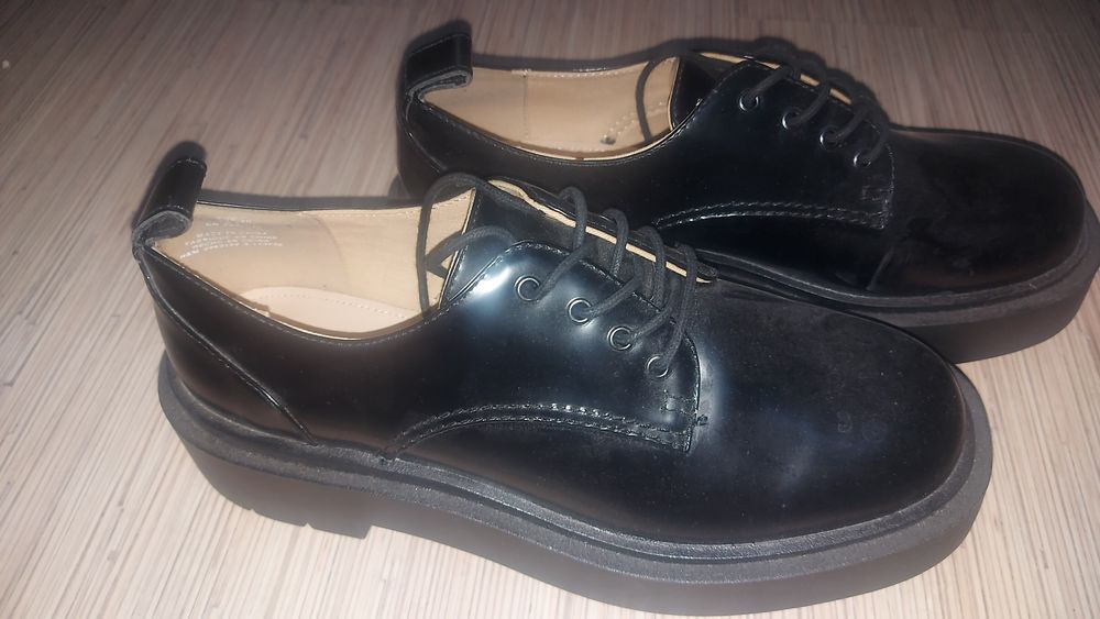 Продам осенние женские туфли.