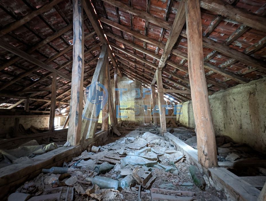 Двуетажна тухлена къща в село Миндя