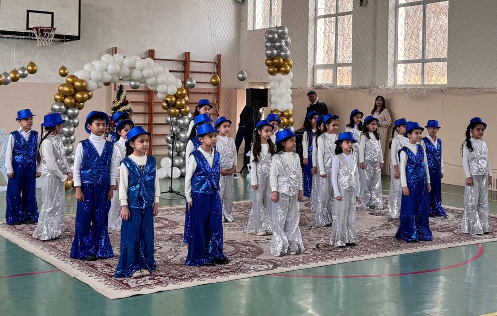 Атласные костюмы на прокат