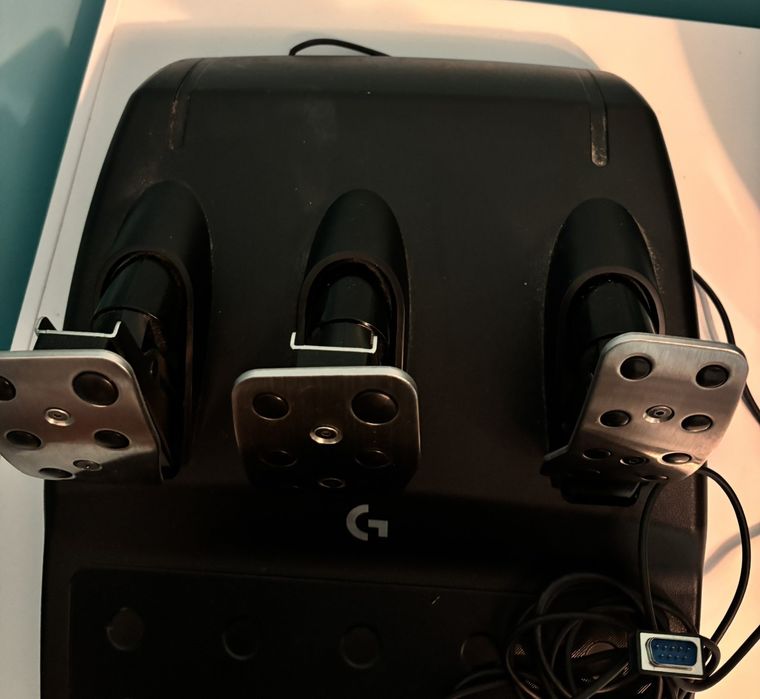 Logitech G923 

Продавам Logitech G923 за PC / PlayS