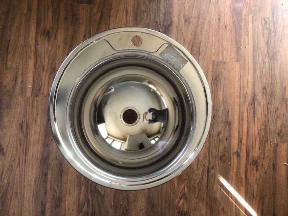 Две елегантни стоманени мивки за вграждане – ф 49 см и плот за едната