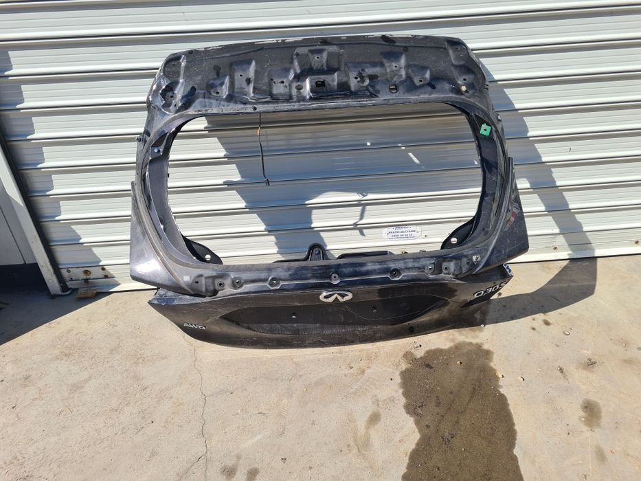 Продавам заден капак за Infinity Q30