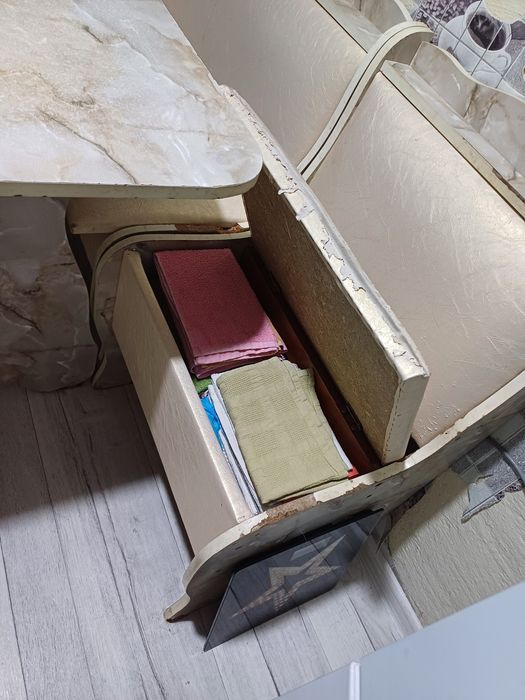 Кухонный стол и банкетка